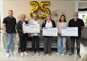 Scheckübergabe von Holzquadrat als Sponsor an wohltätige Organisationen